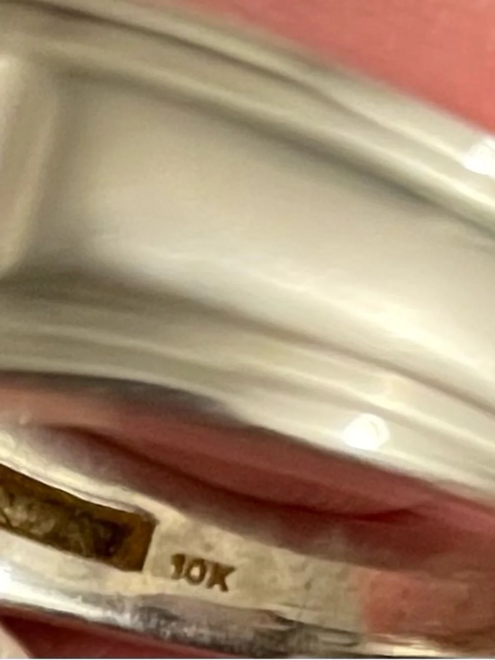 10K White Gold men’s ring. Weighing a little over 5 grams in weight.
